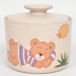 CERÂMICA, um (1) açucareiro com tampa, esmaltação vítrea policromada representando urso dormindo, medindo 10,5 cm altura e 11 cm diâmetro, vide foto.