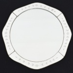 ESPELHO, um (1) oval, padrão veneziano, borda com singela ornamentação vegetalista, medindo 41,5 x 36,5 cm, sinais de uso, vide foto.