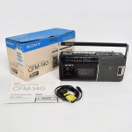 ELETRÔNICO, um (1) Rádio AM/FM e Cassete, marca SONY, modelo CFM-140, acondicionado na caixa, possui fôlder com instruções de uso, usado, não testado e sem garantia, vide foto.