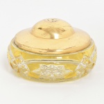 CRISTAL OVERLAY, um (1) antigo potiche, moldado em sulcos e estrelas, tonalidade amarela sobre incolor, translúcida, tampa em bronze faltando a pega, medindo 12 cm diâmetro e 7 cm altura, sinais de uso, vide foto.