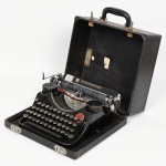 DIVERSOS, uma (1) antiga máquina de datilografia, marca UNDERWOOD (Underwood Elliott Fisber Company), selo dos representantes no Rio de Janeiro e São Paulo Paul J Christoph Company, portátil, acondicionada em caixa tipo maleta, sinais de uso, vide foto.