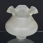 LUMINÁRIA, um (1) globo para montagem, vidro acetinado, borda drapeada, bojudo, medindo 17,5 cm diâmetro e 17 cm altura, sinais de uso, vide foto.