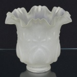 LUMINÁRIA, uma (1) bobeche para montagem, vidro acetinado, moldada em sulcos e gotas, borda drapeada, medindo 13 cm altura e 16 cm diâmetro, vide foto.