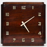 RELÓGIO, um (1) antigo de parede, gabinete em madeira e placagem, padrão Art Deco, numeração arábica, adaptado para movimento quartz, medindo 30 x 28 cm, usado, não testado e sem garantia, vide foto.