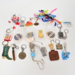 COLECIONISMO, aproximadamente vinte (20) chaveiros, a maioria com propaganda, confeccionados em materiais variados, vide foto.