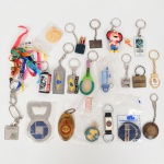 COLECIONISMO, vinte e dois (22) itens: 20 chaveiros a maioria com propaganda; 1 pin e 1 abridor de garrafas, confeccionados em materiais variados, vide foto.