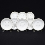 PORCELANA PORTUGUESA, oito (8) pires descasados sem as xícaras, sendo: 5 para chá e 3 para café (um com bicado na borda), medindo respectivamente 14,5 cm e 12 cm diâmetro, manufatura VISTA ALEGRE (fundada em 1824, pelo negociante, lavrador, industrial e político, José Ferreira Pinto Basto, através de alvará concedido por D. João VI, tendo seu fundador associado a fábrica os seus 15 filhos, ficando a sociedade denominada Ferreira Pinto & Filhos; cinco anos mais tarde recebe o título real pelo reconhecimento de sua arte e sucesso, ficando conhecida como Real Fábrica da Vista Alegre, começou no fabrico de vidros enquanto se empenhava em esforços para a produção de porcelana, os primeiros ensaios conseguidos foram imperfeitos denominado loiça de pó de pedra, através de boas relações com a fábrica francesa de Sevres conseguiu as receitas para o fabrico de porcelana, somente em 1832, por sorte, é encontrado um jazigo de caulim situado em Aveiro, próximo a Ílhavo, a partir desta data o fabrico de porcelana foi se aperfeiçoando em Portugal, 1851 expôs com sucesso no Palácio de Cristal em Londres; 1852 D. Fernando II visita a fábrica e encomenda uma baixela completa; 1867 recebeu sua primeira premiação na Exposição Universal de Paris; 1880 interrompe a produção de vidros para se dedicar exclusivamente a porcelana; 1964 inauguração do Museu Histórico da Vista Alegre; ainda em funcionamento), vide foto.