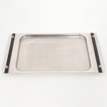 AÇO INOX, uma (1) bandeja retangular, design contemporâneo, lisa, detalhes em madeira, sem marca de manufatura aparente, medindo 41 x 22 cm, sinais de uso, vide foto.