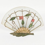 LUMINÁRIA, uma (1) de mesa para um lume, formato de leque, estrutura aramada e em folha de flandres, representando flores, sinais de oxidação, vidro acetinado, parte elétrica funcionando, medindo 33,5 cm comprimento e 24 cm altura, sinais de uso, vide foto.