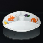 PORCELANA, uma (1) petisqueira trilobada com divisórias, ornamentação policromada representando camarões, ovo cozido, azeitonas, etc., arremates com frisos a ouro, sem marca de manufatura aparente, medindo 17,5 cm diâmetro, sinais de uso, vide foto.