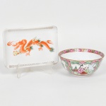 PORCELANA, dois (2) itens distintos: 1 covilhete retangular, ornamentação policromada, representando dragão celestial, arremates a ouro, marca ARS BOHEMIA (atelier de decoração em porcelana fundada por Karoly Szakmary, São Paulo, SP, no ano de 1953, funcionou até a década de 70), medindo 14 x 10 cm; 1 tigela com ornamentação policromada no padrão Família Rosa, representando cenas do gênero, volutas e elementos vegetalistas, arremates a ouro, selo da marca no verso, medindo 11,5 cm diâmetro e 5,5 cm altura, sinais de uso, vide foto.