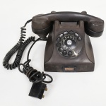 DIVERSOS, um (1) antigo telefone de mesa, marca ERICSSON, tonalidade preta, usado, não testado e sem garantia, vide foto.