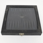 BRINQUEDO, uma (1) caixa com tampa para jogar gamão, confeccionada em vidro e outros materiais, , acompanhas as pedras e os dados, medindo 33 x 33 cm, sinais de uso, vide foto.