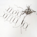 DIVERSOS, aproximadamente quinze (15) suportes para pendurar pratos e travessas, confeccionados em aramado vergado e molas, alguns com sinais de oxidação e no estado, tamanhos variados, vide foto.