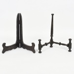 DIVERSOS, dois (2) suportes para expor pratos e travessas, confeccionados em madeira e ebanizados, medindo o maior 24 cm altura, sinais de uso, vide foto.