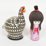 ESCULTURAS, duas (2) distintas: 1 representando Gueixa, confeccionada em papel e outros materiais, medindo 12,5 cm altura; 1 representando galinha da angola, modelada em barro, cozida e policromada, perda na crista, medindo 12,5 cm altura, vide foto.