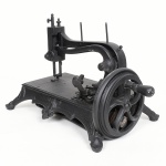 DIVERSOS, uma (1) antiga máquina de costura (sucata), repintada na tonalidade preta, confeccionada em ferro e outros materiais, peça com grande apelo decorativo, medindo 36 x 24 x 25 cm, vide foto.