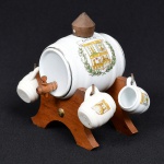 LOUÇA, conjunto com cinco (5) itens: 1 barrica e 4 canequinhas, souvenires da Galícia, acompanha suporte expositor em madeira, medindo 11 x 15 x 11 cm, sinais de uso, vide foto.