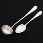 FAQUEIRO, dois (2) talheres para servir: 1 concha, medindo 33 cm comprimento; 1 colher de arroz, medindo 25,5 cm comprimento, manufatura WOLFF (tradição desde 1894), ornamentação relevada com guirlandas de tulipas, frisos e folhas, confeccionados em metal prateado, vide foto.