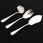 FAQUEIRO, três (3) talheres para servir: 1 espátula; 1 concha para molheira; 1 garfo para frios, manufatura WOLFF (tradição desde 1894), ornamentação relevada com guirlandas de tulipas, frisos e folhas, confeccionados em metal prateado, medindo a maior peça 25,5 cm comprimento, vide foto.