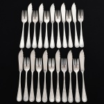 FAQUEIRO, vinte e dois (22) talheres para peixe: 11 espátulas e 11  garfos, manufatura WOLFF (tradição desde 1894), ornamentação relevada com guirlandas de tulipas, frisos e folhas, confeccionados em metal prateado, medindo a maior peça 21 cm comprimento, vide foto.