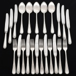 FAQUEIRO, vinte e três (23) talheres de serviço: 11 facas; 5 colheres e 7 garfos, manufatura WOLFF (tradição desde 1894), ornamentação relevada com guirlandas de tulipas, frisos e folhas, confeccionados em metal prateado, medindo a maior peça 24,5 cm comprimento, vide foto.