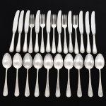 FAQUEIRO, vinte e cinco (25) talheres para sobremesa: 10 facas; 10 colheres e 5 garfos, manufatura WOLFF (tradição desde 1894), ornamentação relevada com guirlandas de tulipas, frisos e folhas, confeccionados em metal prateado, medindo a maior peça 21,5 cm comprimento, vide foto.