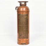 DIVERSOS, um (1) antigo extintor de incêndio, confeccionado em cobre, marca PHOMENE (Pyrene Manufaturing Company, fundada em 1907, Newark, New Jersey), Made in USA, medindo 60 cm altura, sinais de uso, vide foto, objeto com grande apelo decorativo.