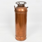 DIVERSOS, um (1) antigo extintor de incêndio, confeccionado em cobre, sem marca de manufatura aparente, medindo 59,5 cm altura, sinais de uso, vide foto, objeto com grande apelo decorativo.