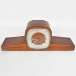 RELÓGIO, um (1) carrilhão de mesa, mostrador com algarismos arábicos e três furos para dar corda (sinaliza a cada quarto de hora, meia hora e hora cheia), gabinete em madeira, padrão Art Deco, medindo 55 cm comprimento,  marca SILCO (marca usada pela empresa HORASA (Hora S/A), estabelecida na Rua Barão de Itapetinga 121, São Paulo, SP), que utilizava mecanismos INDEBRA (Industria de Relógios do Brasil, estabelecida à época na Rua Clark 60, SP, fabricante de mecanismos), placagem da portinhola da porta de traz descascando, usado, funcionando e sem garantia, vide foto.