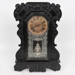 RELÓGIO, um (1) antigo de parede, marca ANSÔNIA CLOCK COMPANY (fundada em Connecticut no ano de 1851, por Anson Green Phelps e mais dois relojoeiros Theodore Terry e Franklin C. Andrews, como subsidiária de sua empresa Ansônia Brass, fundada anteriormente em 1844 para fornecer laminados em latão para confecção de relógios, em 1877 adquiriram uma fábrica em New York e transferiram a maior parte de sua produção; em 1878 Thomas Edison visitou a fábrica para experimentar a combinação de relógios com o seu fonógrafo; em 1879 uma segunda fábrica foi aberta no Brooklyn; em 1880 a fábrica de New York incendiou; em 1881 foi reaberta após ter sido reconstruída no mesmo lugar; em 1883 fechou a fábrica de Connecticut; em 1929 foi vendida para Amtorg, que pertencia ao governo Soviético; em 1969 os direitos do uso do nome foram transferidos para Ansônia Clock Company, Lynnwood, Washington), mostrador em algarismos romanos com dois furos para dar corda (sinaliza a cada meia hora e hora cheia), gabinete em madeira, entalhado em volutas e elementos vegetalistas, vidro da portinhola com esmaltação representando silhuetas vegetalistas, perdas na parte de cima do gabinete, medindo 54 cm altura, acompanham pendulo e chave borboleta, usado, não testado e sem garantia, vide foto.