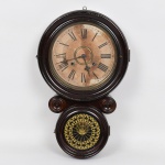 RELÓGIO, um (1) antigo de parede, modelo dito oito, mostrador em cartolina com algarismos romanos, possui dois furos (sinaliza a cada meia hora e hora cheia), portinholas envidraçadas, a inferior com esmaltação na tonalidade amarela representando mandala, acompanham pendulo e chave borboleta, gabinete confeccionado em madeira, medindo 55 cm altura, usado, não testado e sem garantia, vide foto.