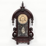 RELÓGIO, um (1) antigo de parede, marca ANSÔNIA CLOCK COMPANY (fundada em Connecticut no ano de 1851, por Anson Green Phelps e mais dois relojoeiros Theodore Terry e Franklin C. Andrews, como subsidiária de sua empresa Ansônia Brass, fundada anteriormente em 1844 para fornecer laminados em latão para confecção de relógios, em 1877 adquiriram uma fábrica em New York e transferiram a maior parte de sua produção; em 1878 Thomas Edison visitou a fábrica para experimentar a combinação de relógios com o seu fonógrafo; em 1879 uma segunda fábrica foi aberta no Brooklyn; em 1880 a fábrica de New York incendiou; em 1881 foi reaberta após ter sido reconstruída no mesmo lugar; em 1883 fechou a fábrica de Connecticut; em 1929 foi vendida para Amtorg, que pertencia ao governo Soviético; em 1969 os direitos do uso do nome foram transferidos para Ansônia Clock Company, Lynnwood, Washington), mostrador em algarismos romanos com dois furos para dar corda (sinaliza a cada meia hora e hora cheia), gabinete em madeira, vidro da portinhola com esmaltação falhada representando silhuetas de pássaros e elementos vegetalistas, medindo 65 cm altura, acompanham pendulo e chave borboleta, usado, não testado e sem garantia, vide foto.