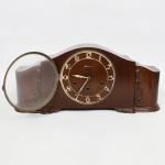 RELÓGIO, um (1) antigo carrilhão de mesa, marca A BOA REGULADORA (fundada em 1892, J. Carvalho & Irmão Ltda., Vila Nova de Famalição, Distrito de Braga, Portugal), toca Ave Maria, três furos no mostrador, algarismos arábicos, gabinete em madeira e placagem, apliques em entalhes vegetalistas, medindo 57,5 cm comprimento, usado, não testado e sem garantia, vide foto.