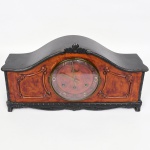 RELÓGIO, um (1) antigo carrilhão de mesa, marca SOREL, mostrador com três furos, algarismos arábicos, gabinete em madeira e placagem com entalhes vegetalistas, máquina HORASA (Indústria Brasileira), possui a chave borboleta, usado, funcionando e sem garantia, vide foto.