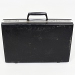 DIVERSOS, uma (1) maleta da marca SAMSONITE, rígida, tonalidade preta, modelo CLASSIC II ATTACHÉ, interior com divisórias, medindo 46 x 31 x 8 cm, sinais de uso, vide foto.