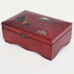 DIVERSOS, uma (1) caixa porta joias, confeccionada em madeira laqueada na tonalidade vermelha, ornamentação policromada pintada a mão representando paisagem lacustre oriental com montanhas, elementos vegetalistas, pérgulas, pagode, Monte Fuji e barcos, tampa solta, interior com forração em tecido aveludado na tonalidade azul, medindo 20 x 13,5 x 8 cm, sinais de uso, vide foto.