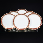 PORCELANA, seis (6) pratos rasos, ornados com faixa na tonalidade bordo, generosos arremates a ouro, manufatura STEATITA (Campo Largo, PR, funcionou de 1954 a 1994), medindo 26 cm diâmetro, sinais de uso, vide foto.