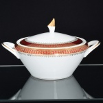 PORCELANA, uma (1) terrina com tampa, ornada com faixa na tonalidade bordo, generosos arremates a ouro, manufatura STEATITA (Campo Largo, PR, funcionou de 1954 a 1994), medindo 23 cm diâmetro e 17 cm altura, sinais de uso, vide foto.
