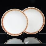 PORCELANA, duas (2) saladeiras de tamanhos distintos, tipo bowl, ornadas com faixa na tonalidade bordo, generosos arremates a ouro, manufatura STEATITA (Campo Largo, PR, funcionou de 1954 a 1994), a maior com quebrado e colado na borda, medindo 24 cm e 27 cm diâmetro, sinais de uso, vide foto.