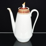 PORCELANA, um (1) bule para café, ornado com faixa na tonalidade bordo, generosos arremates a ouro, manufatura STEATITA (Campo Largo, PR, funcionou de 1954 a 1994), medindo 24 cm altura, sinais de uso, vide foto.