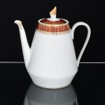 PORCELANA, um (1) bule para chá, ornado com faixa na tonalidade bordo, generosos arremates a ouro, manufatura STEATITA (Campo Largo, PR, funcionou de 1954 a 1994), medindo 20 cm altura, sinais de uso, vide foto.