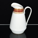 PORCELANA, uma (1) cremeira, ornada com faixa na tonalidade bordo, generosos arremates a ouro, manufatura STEATITA (Campo Largo, PR, funcionou de 1954 a 1994), medindo 15,5 cm altura, sinais de uso, vide foto.