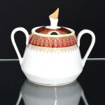 PORCELANA, um (1) açucareiro, ornado com faixa na tonalidade bordo, generosos arremates a ouro, manufatura STEATITA (Campo Largo, PR, funcionou de 1954 a 1994), medindo 12 cm altura, sinais de uso, vide foto.