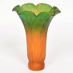 LUMINÁRIA, uma (1) cúpula em vidro para montagem, tonalidade degrade do verde ao âmbar, mesclados em branco, borda drapeada, medindo 15 cm altura, vide foto.