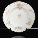 FAIANÇA INGLESA, um (1) prato fundo com ornamentação floral policromada, arremates a ouro, marca JOHNSON BROS Ltd. (fabrica de faiança fundada em Hanley, Stoke-on-Trent, Inglaterra, no ano de 1883, empresa de quatro irmãos: Alfred, Frederick, Henry e Robert filhos de Robert Johnson, netos da linhagem Meakin, em 1968 se juntou ao grupo Wedgwood, em 2003 transferiu a fabrica para a China), traz o craquejado característico do envelhecimento de toda a faiança, borda recortada, medindo 23 cm diâmetro, sinais de uso, vide foto.