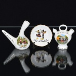 PORCELANA, três (3) itens miniatura, souvenires policromados de Carballino, recuerdo de Galícia com iconografia regional, medindo a maior peça 7,5 cm altura, vide foto.