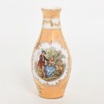 PORCELANA, um (1) pequeno vaso solifleur, ornado com cena de galanteio em policromia, possivelmente baseada na obra de FRAGONARD (Jean Honoré Fragonard, Grasse 1732 Paris 1806, pintor, desenhista e gravurista francês, estilo Rococó, conhecido pela exuberância e hedonismo de sua obra, pinturas do gênero com atmosfera de intimidade e erotismo), generosos arremates a ouro, sem marca de manufatura aparente, medindo 12 cm altura, vide foto.