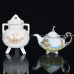 PORCELANA, dois itens souvenires: 1 de Camino de Santiago; 1 de recuerdo de Puebla de Caraminal, ambos com ornamentação policromada, vide foto.