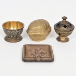 BRONZE E FERRO FUNDIDO, três (3) itens distintos: 1 caixa no formato de nozes, partida na dobradiça, medindo 7 cm; 1 incensório com tampa, ornamentação burilada em elementos vegetalistas, marca de origem Índia em pontilhados no fundo, medindo 6 cm altura; 1 cinzeiro com gaúcho montado a cavalo, souvenir do RGS (Rio Grande do Sul), medindo 6,5 x 6,5 cm, vide foto.